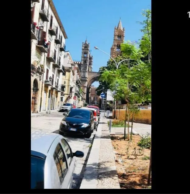 Alle Spalle Della Cattedrale Palermo